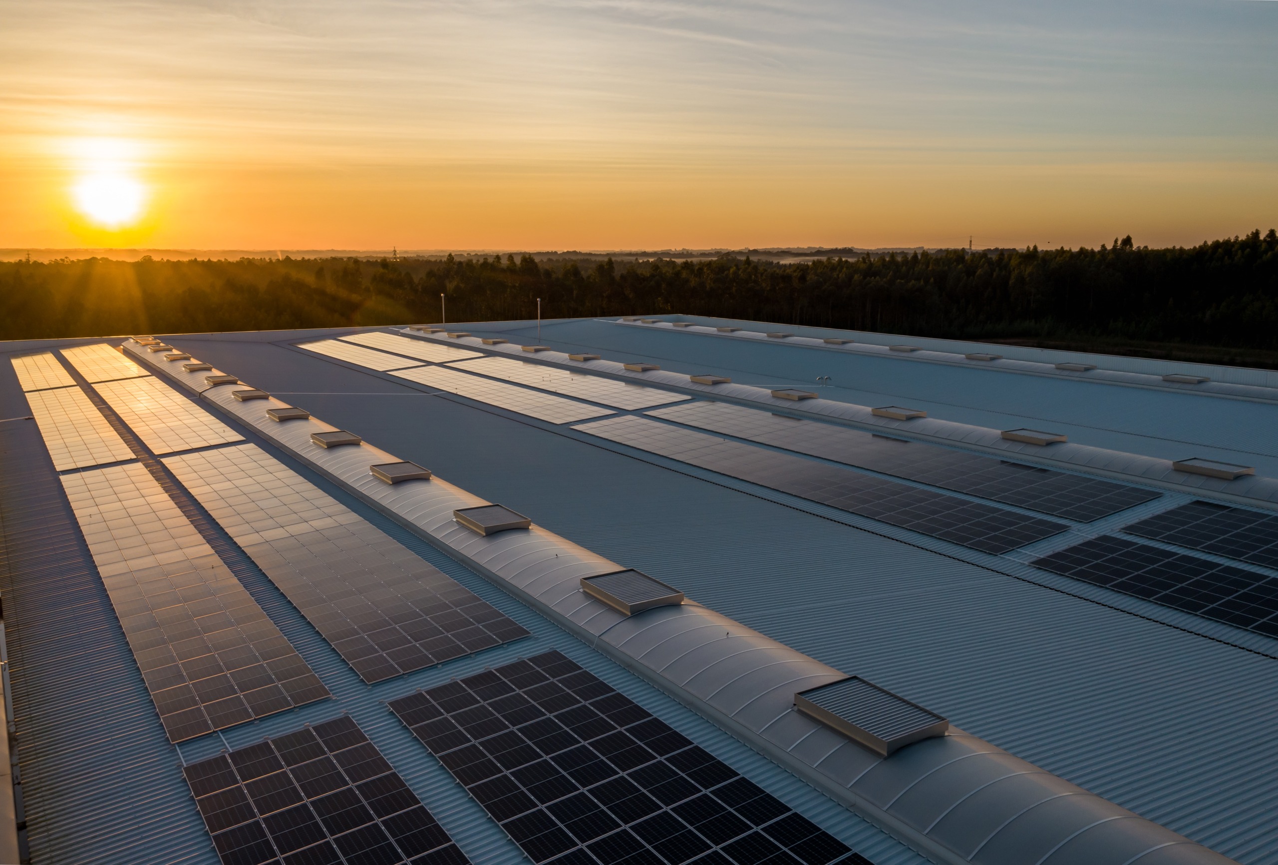 solar-power-generation-floating-on-the-surface-of-the-water